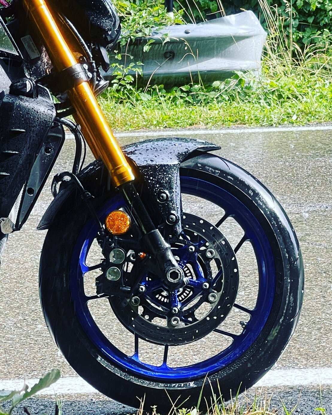 Gruppo di motociclisti in viaggio su una strada panoramica