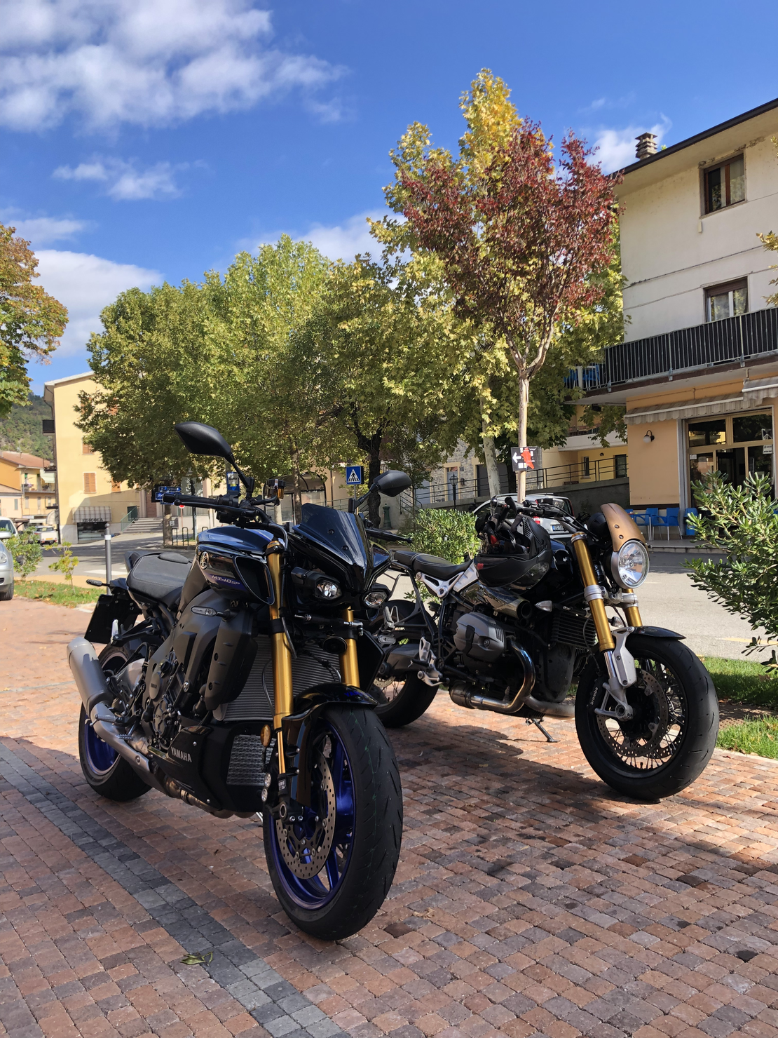 Moto che percorre una strada panoramica al tramonto