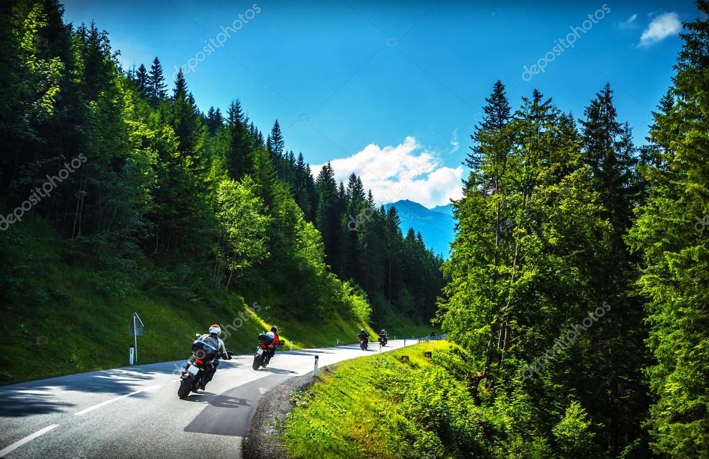 Gruppo di motociclisti in sosta su un passo di montagna
